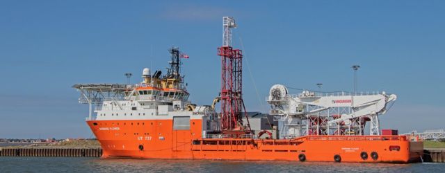 Navire technique pétrolier à quai