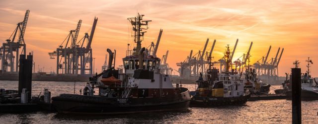 Remorqueurs à quai dans un port de commerce