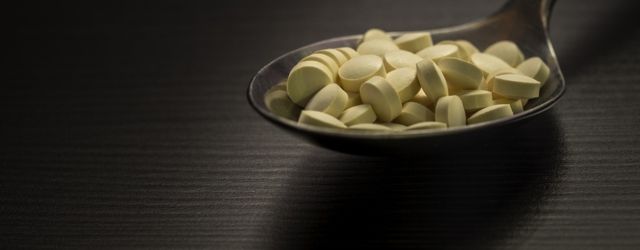 Cuillère contenant des comprimés de couleur claire illustrant du fentanyl coloré