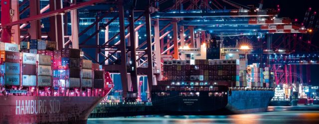 Portes conteneurs déchargés dans un port